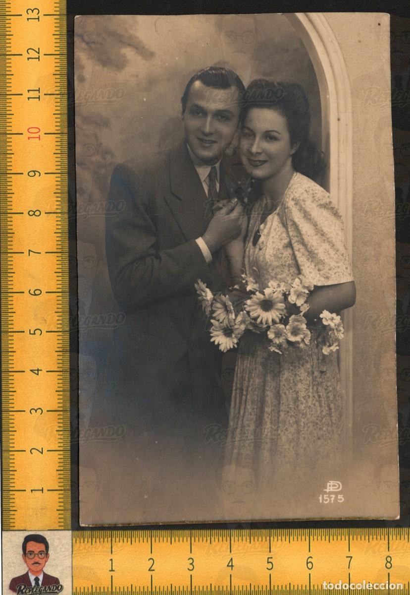 Cartoline: PAREJA ENAMORADOS NOVIOS ELEGANTES - HOMBRE TRAJE MUJER RAMO FLORES - POSTAL ROM&Aacute;NTICA A&Ntilde;OS 40/50