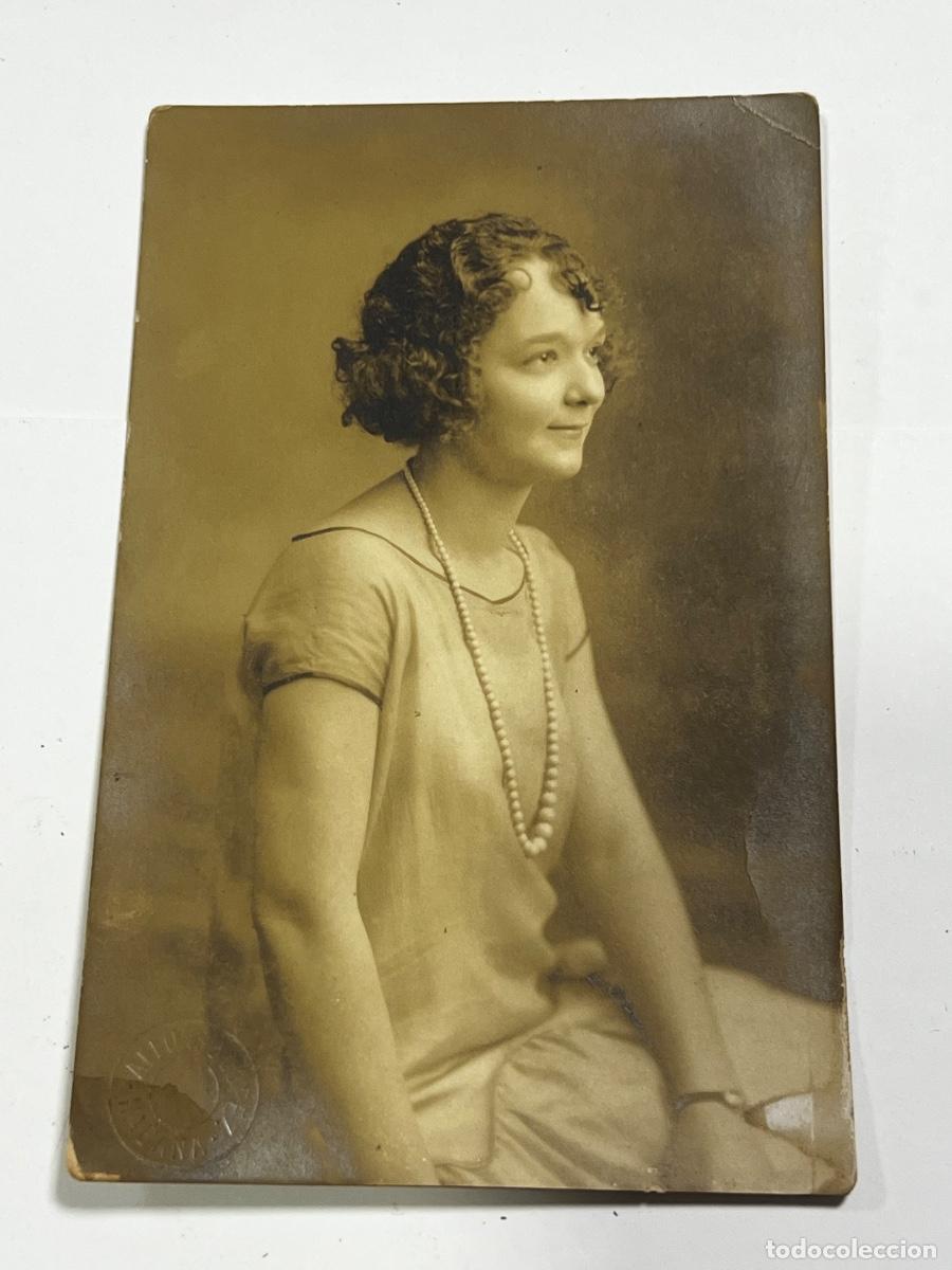 Postales: TARJETA POSTAL. CUBA. MUJER SENTADA. FOTO ALFONSO L&Oacute;PEZ.