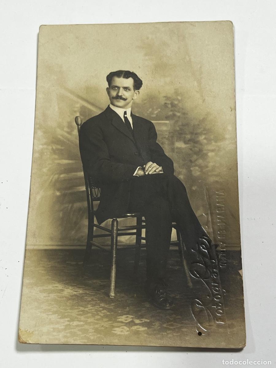 Postales: TARJETA POSTAL. CUBA. HOMBRE SENTADO EN UNA SILLA. FOTOGRADO OTERO. HABANA.