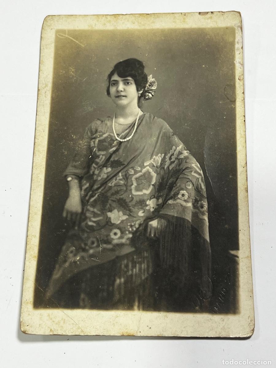 Postales: TARJETA POSTAL. CUBA. MUJER VESTIDA CON MANT&Oacute;N.