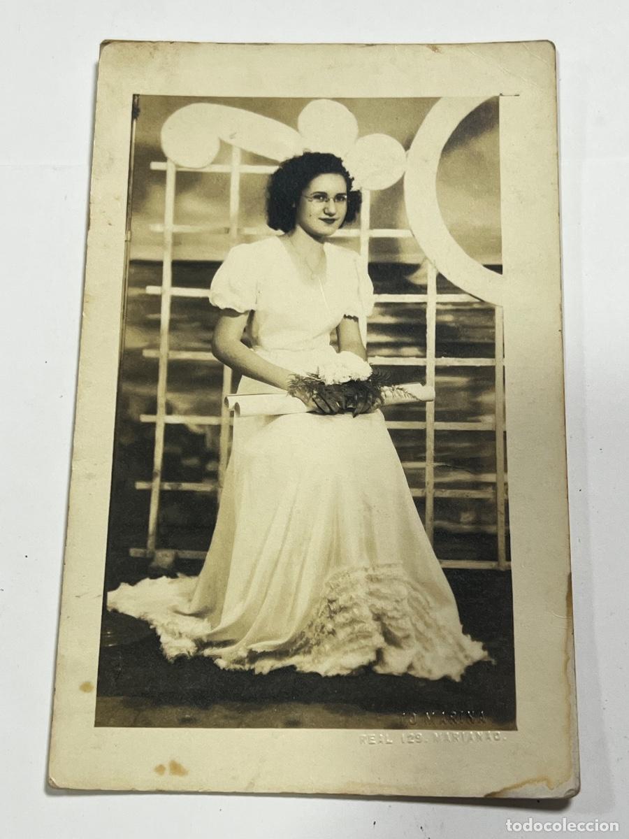 Postales: TARJETA POSTAL. CUBA. MUJER SENTADA CON FLORES. FOTO MARINA. 1949.