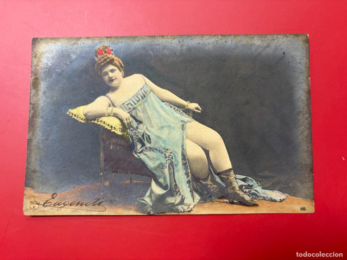 Postales: TARJETA POSTAL - MUJER ELEGANTE RECOSTADA - VESTIDO AZUL - FIRMA EUGENIA - CUBA
