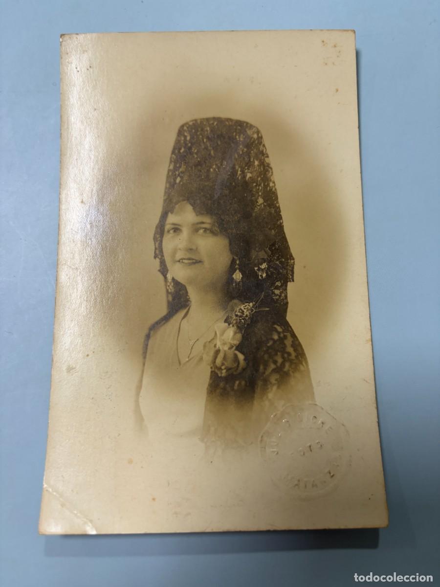 Postales: TARJETA POSTAL. RETRATO FOTOGR&Aacute;FICO ANTIGUO DE MUJER CON MANTILLA Y PEINETA. TRAJE REGIONAL.