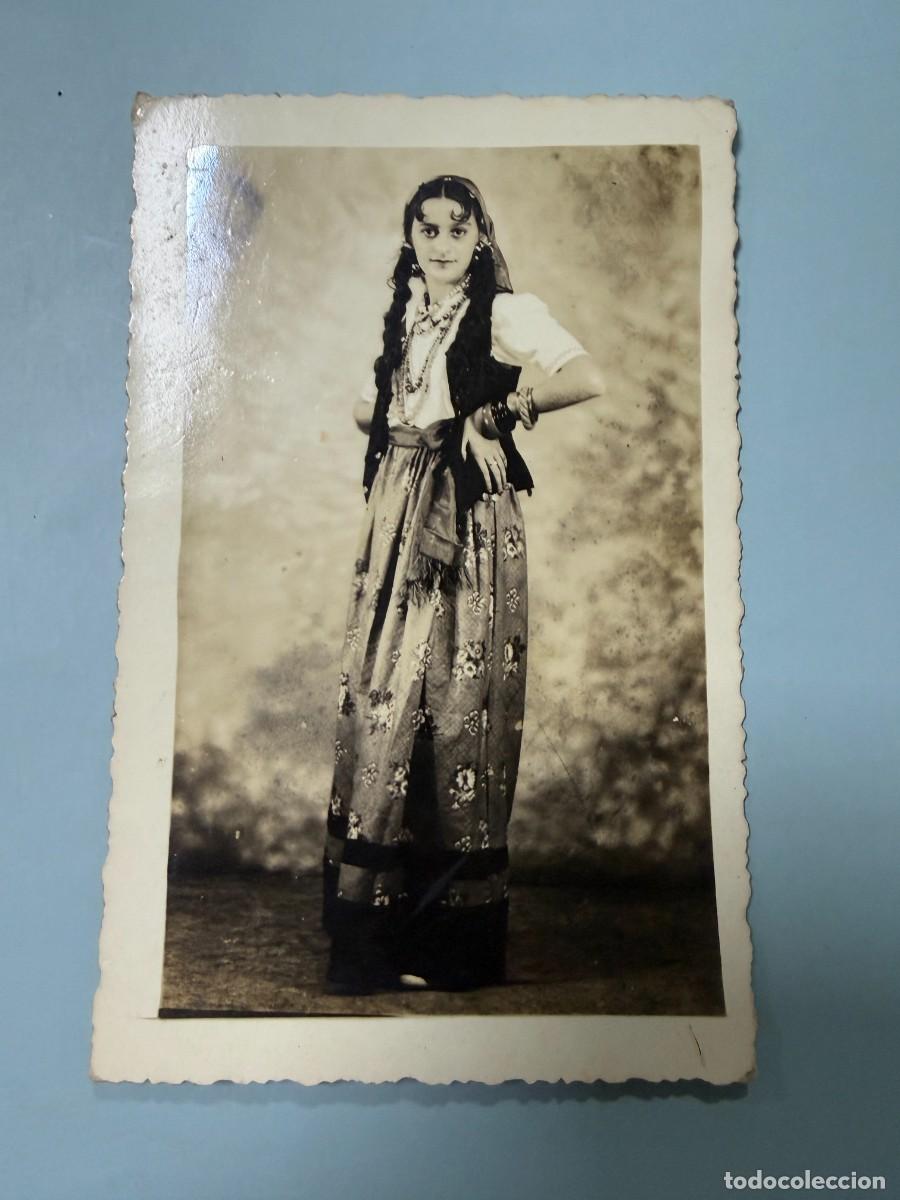 Postales: TARJETA POSTAL. RETRATO FOTOGR&Aacute;FICO ANTIGUO DE MUJER CON TRAJE REGIONAL Y TRENZAS. DEDICADA.