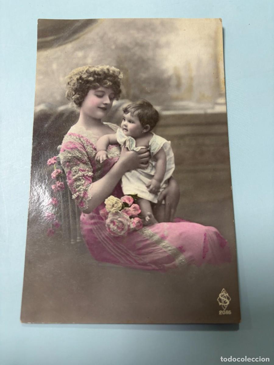 Postales: TARJETA POSTAL. MUJER CON BEB&Eacute; Y FLORES. COLOREADA. DEDICADA.