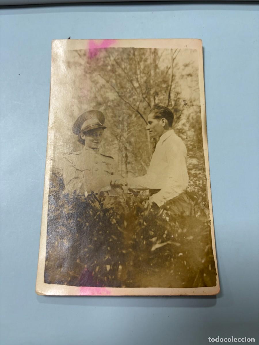 Postales: TARJETA POSTAL. RETRATO FOTOGR&Aacute;FICO ANTIGUO DE PAREJA. MUJER UNIFORMADA Y HOMBRE. A&Ntilde;O 1938.