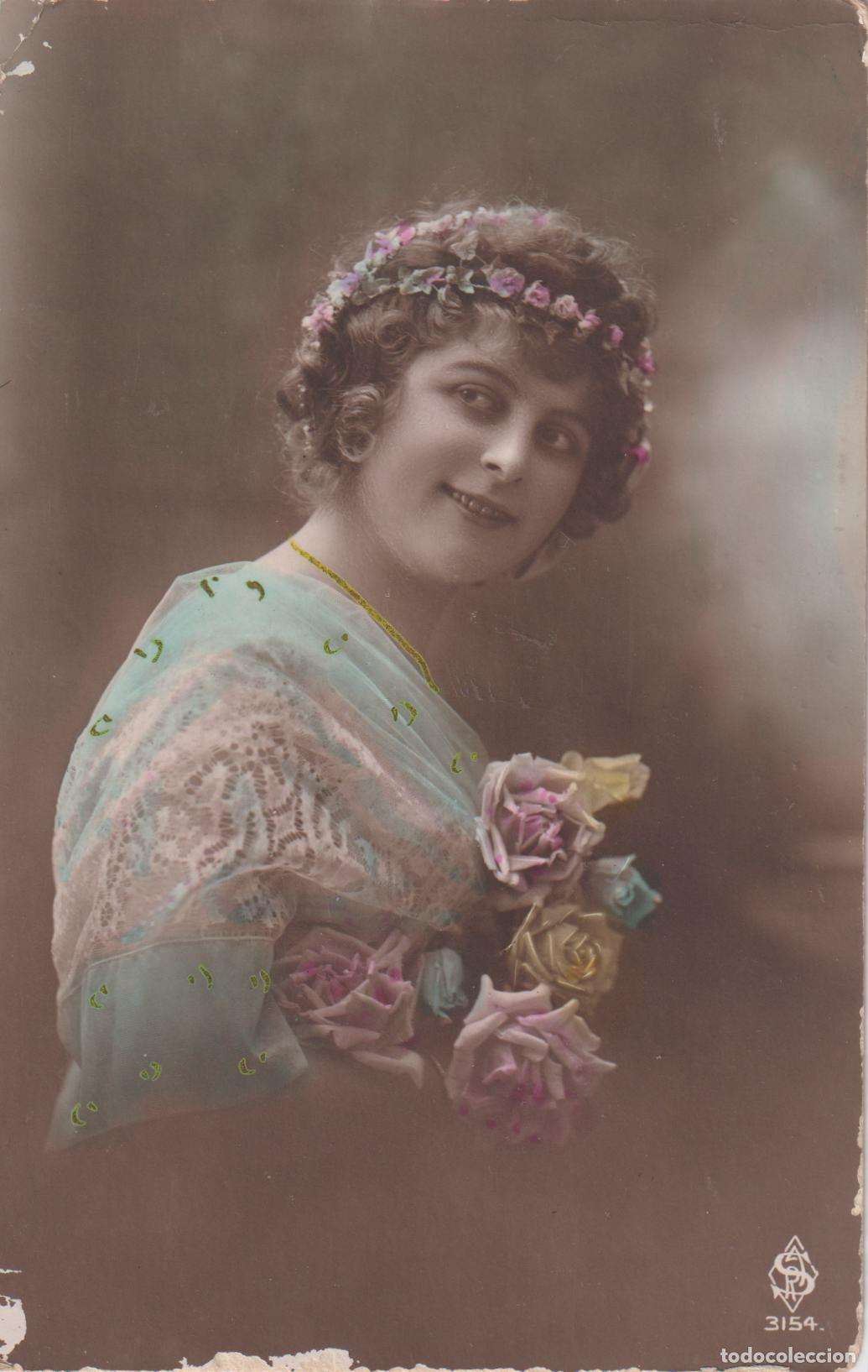 Postales: ANTIGUA POSTAL ROMANTICA, MUJER SOSTENIENDO RAMO DE ROSAS &ndash; ASR 3154 - ESCRITA
