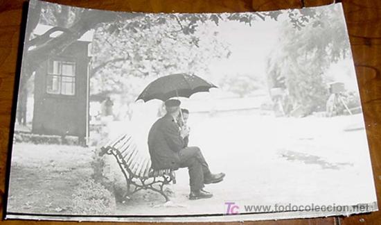 Postales: ANTIGUA FOTO POSTAL - TIPICAS DE GALICIA N&ordm; 204 - CONFIDENCIA BAIXO O PARAGUAS - ED. ARTIGOT