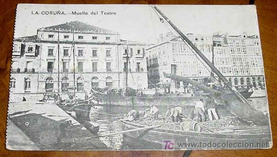 Postales: ANTIGUO POSTAL DE LA CORU&Ntilde;A - MUELLE DEL TEATRO - CIRCULADA - ED. FERRER - POSTAL SALPICADA CON LIGE - Foto 1