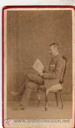 Postcards: Fotografia tama&ntilde;o tarjeta de visita.  M Chicharro Santiago. Coru&ntilde;a. Se&ntilde;or leyendo.