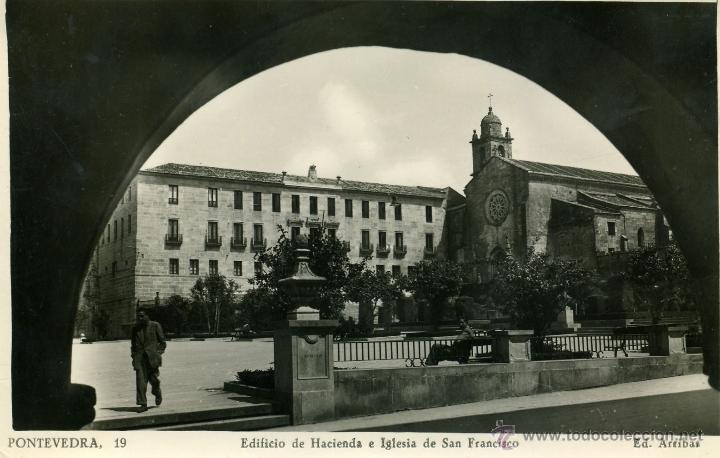 Postales: Pontevedra. 19 Ed. Arribas. Edificio de Hacienda e Iglesia de San Francisco. EBC - Foto 1