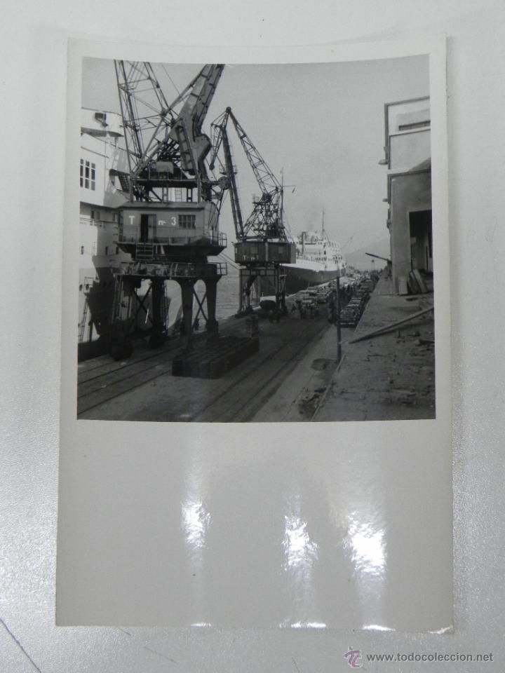 Cartes Postales: ANTIGUA FOTOGRAFIA DEL PUERTO DE VIGO, UNAS GRUAS, FEBRERO 1952, MIDE 17 X 11,2 CMS.