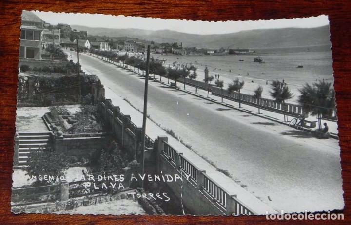 Cartoline: FOTO POSTAL DE SANGENJO, JARDINES AVENIDA Y PLAYA, ED. TORRES, NO CIRCULADA, SIN DIVIDIR, DOBLEZ POR