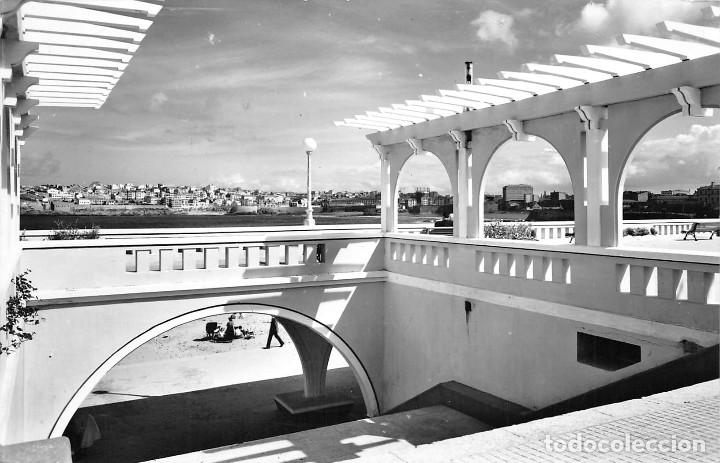 Postales: LA CORU&Ntilde;A.- PASEO DE MIRAMAR. ACCESO DE LA PLAYA DE RIAZOR