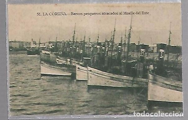 Postales: TARJETA POSTAL DE CORU&Ntilde;A - BARCOS PESQUEROS ATRACADOS AL MUELLE DEL ESTE. 51. GRAFOS