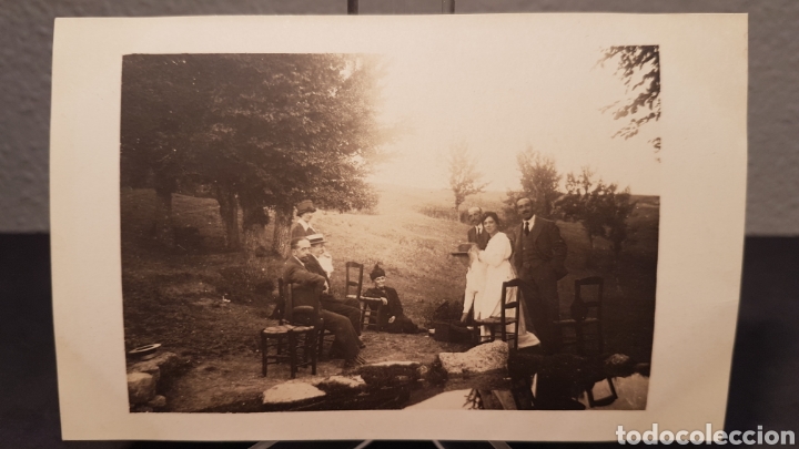 Postkarten: FOTO POSTAL. HOMBRE Y MUJERES EN EL CAMPO AL LADO DE ESTANQUE. PRINCIPIO SIGLO XX.