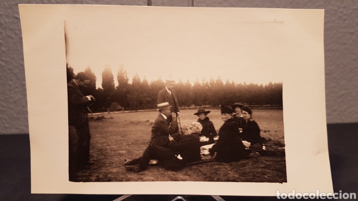 Postkarten: FOTO POSTAL. HOMBRE Y MUJERES EN EL CAMPO SENTADOS EN POSIBLE COMIDA O MEDIENDA. PRINCIPIO SIGLO XX.