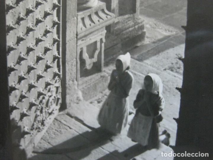 Cartoline: SANTIAGO DE COMPOSTELA-PUERTA DEL OBRADOIRO-GARCIA GARRABELLA-POSTAL ANTIGUA-(71.494)