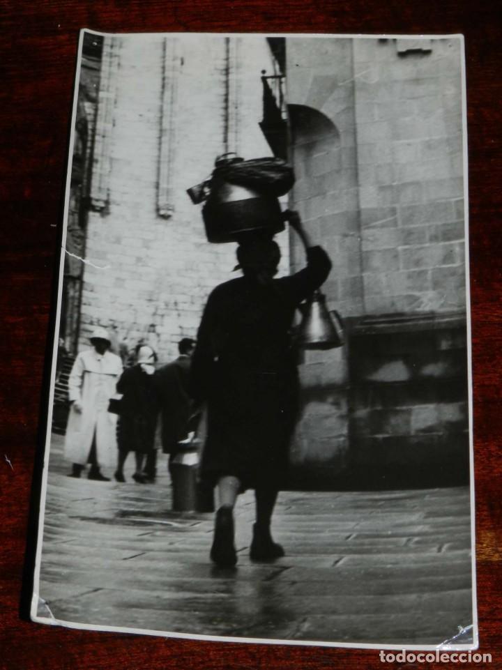 Postales: ANTIGUA FOTO POSTAL SANTIAGO COMPOSTELA, MUJER TRANSPORTANDO LECHERA, MIDE 16,5 X 12 CMS.