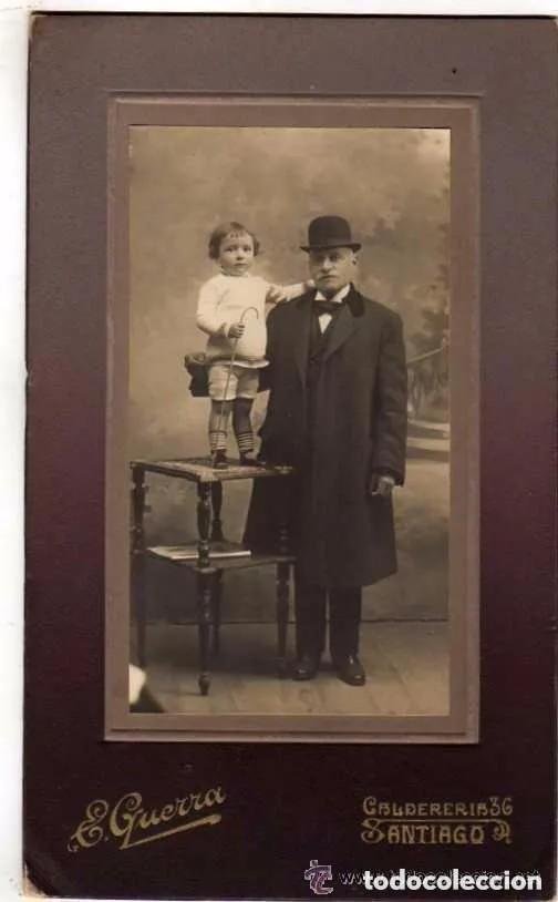 Postcards: Coru&ntilde;a. Santiago de Compostela. E. Guerra. fot&oacute;grafo. Abuelo y nieto. Pose divertido. 21 x 13 cm.