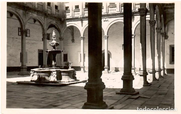Postales: N&ordm; 13-SANTIAGO DE COMPOSTELA. Hospital Real. Un patio. Sin circular. EDICIONES GARC&Iacute;A GARRABELLA