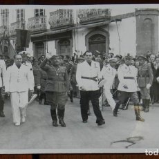 Postales: FOTOGRAFIA DEL GENERAL FRANCO EN SU VISITA A VIGO EN 1942, ACOMPAÑADO DE JERARCAS DE FALANGE, FOTO C. Lote 264831074