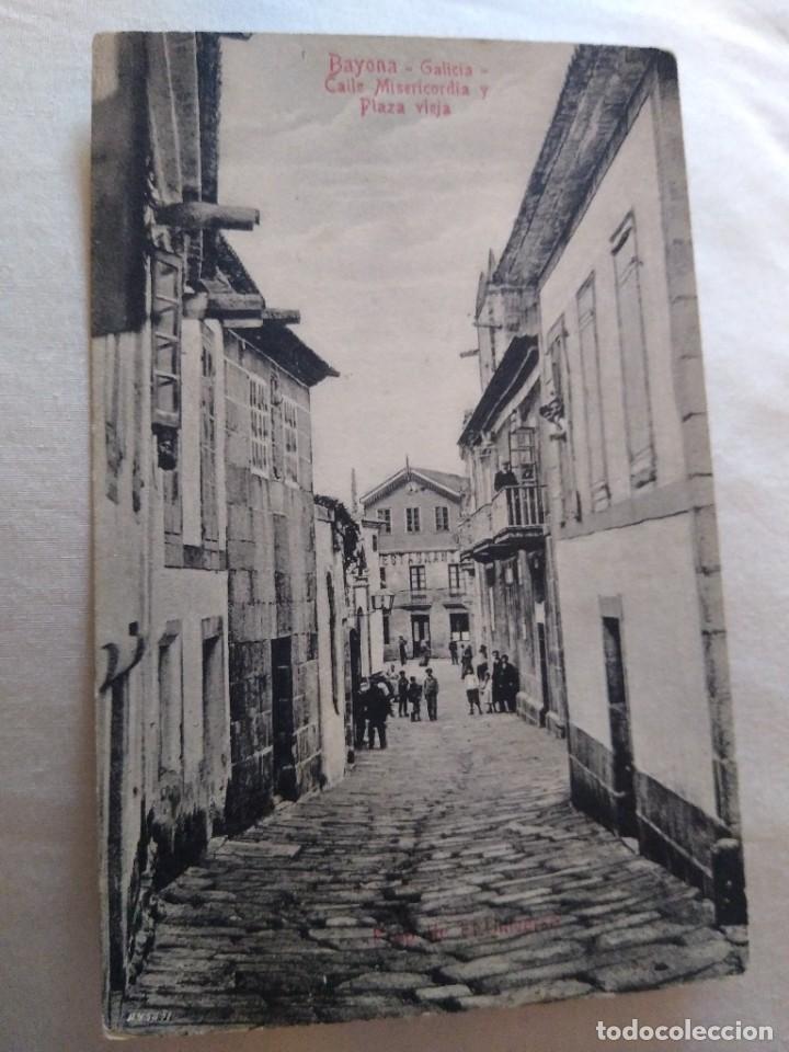 Postkarten: Bayona Galicia. Calle Misericordia y Plaza vieja. Prop. de El Universo. Sin circular.