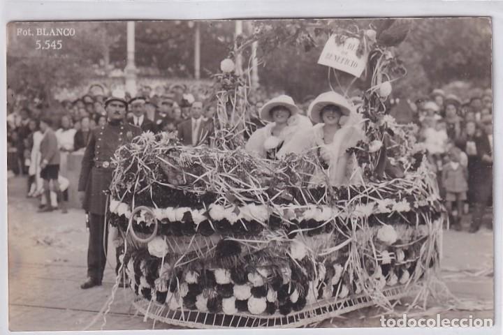 Postales: Coru&ntilde;a Postal fotogr&aacute;fica Foto Blanco carroza titulada un d&iacute;a de beneficios. Carnavales.