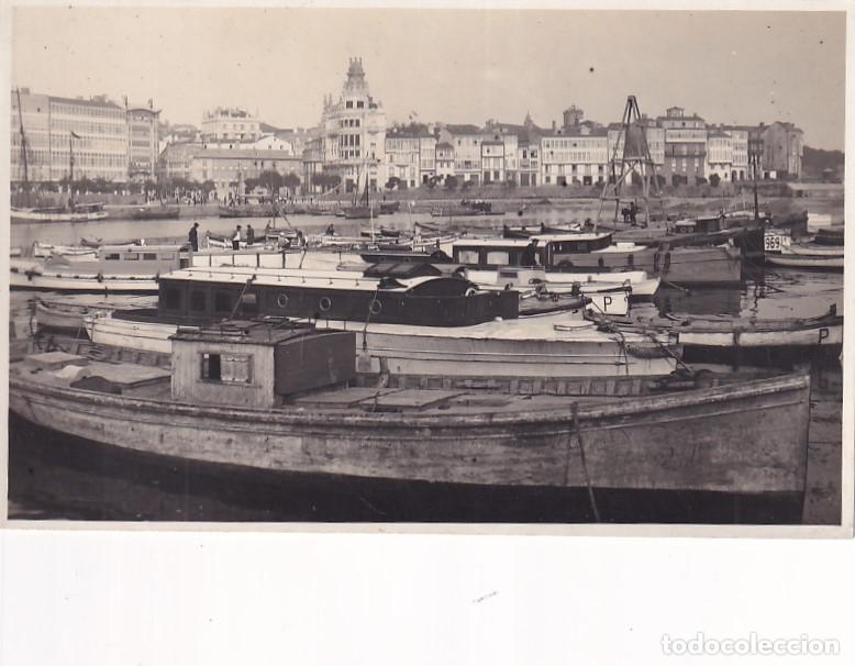 Postkarten: Postal fotogr&aacute;fica. Coru&ntilde;a vista del Puerto. Barcos en primer plano. Foto Pardo Reguera Sin circular