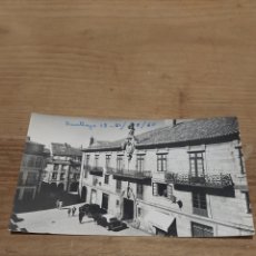 Postales: NÚMERO 3 SANTIAGO COMPOSTELA PLAZA TORAL Y CASA VIZCONDE DE SAN ALBERTO COCHES ÉPOCA 1960