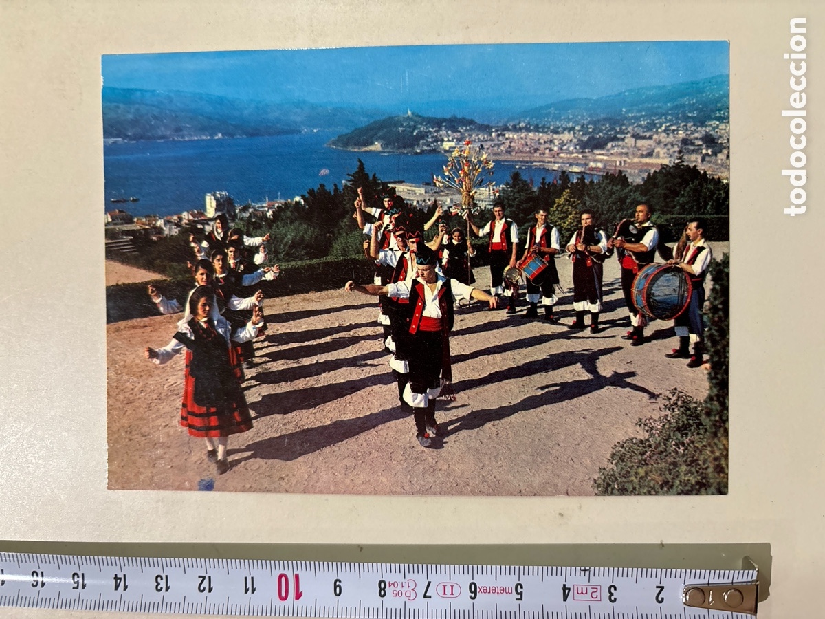 Postkarten: POSTAL. GALICIA. J&Oacute;VENES CON TRAJES T&Iacute;PICOS BAILANDO UNA MUI&Ntilde;EIRA. FOT. CAMPA&Ntilde;A Y PUIG FERRAN.