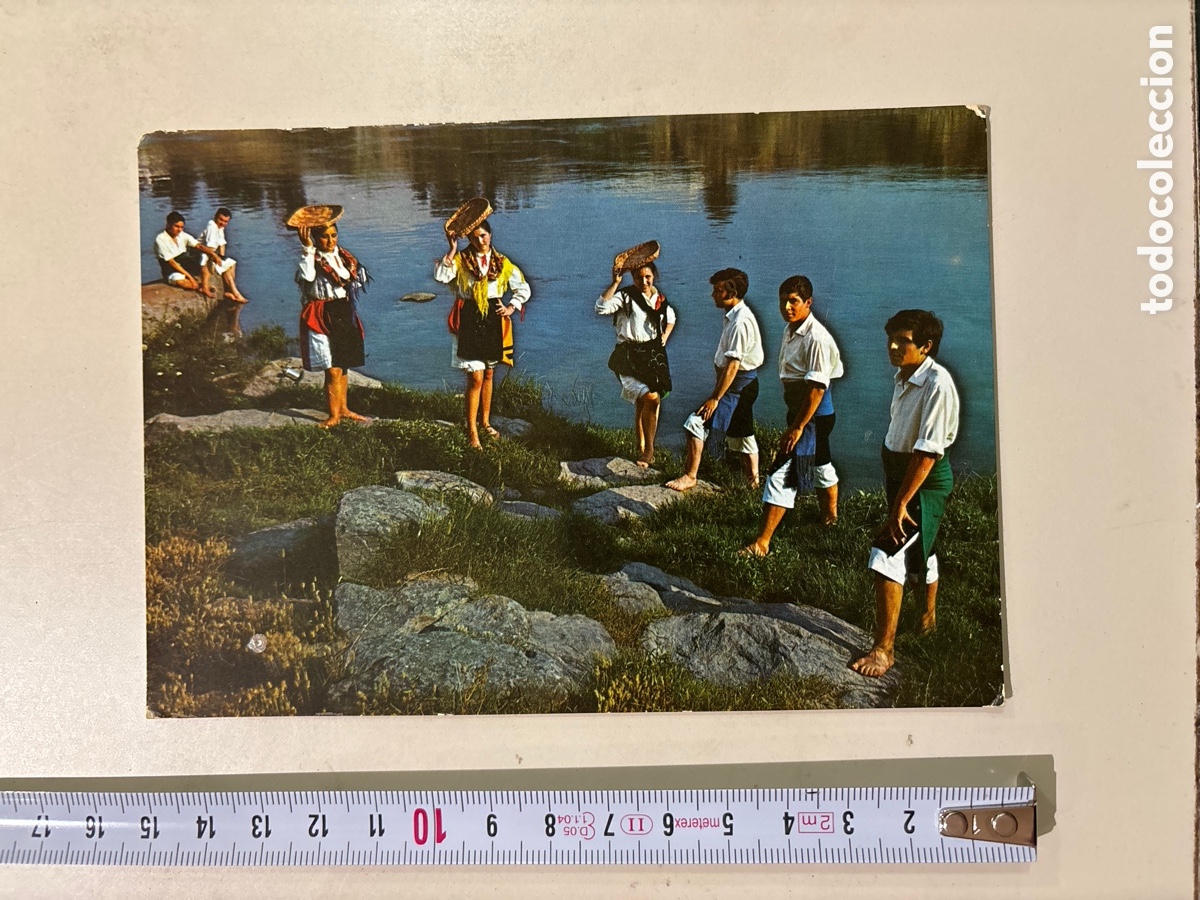 Postkarten: POSTAL. GALICIA. GRUPO DE J&Oacute;VENES CON TRAJES T&Iacute;PICOS. ED. ARRIBAS.
