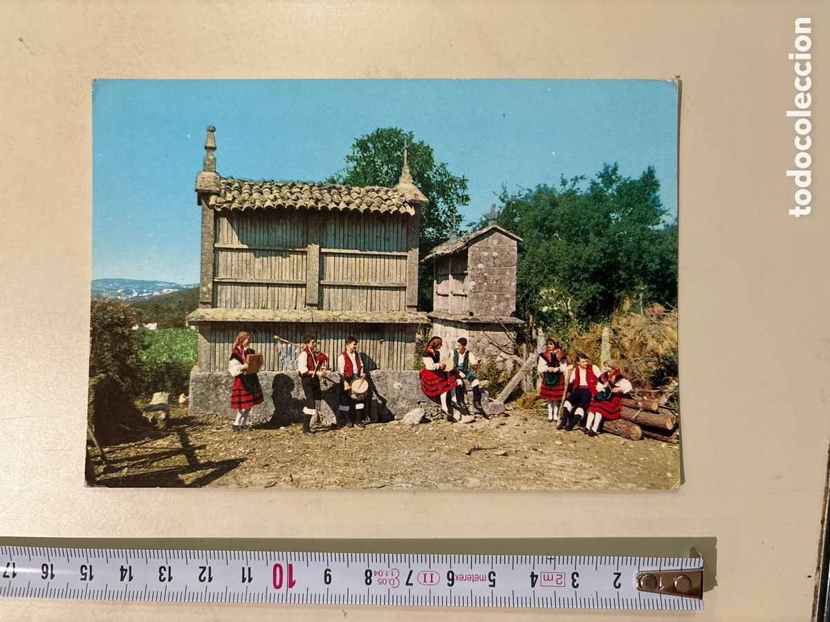 Postkarten: POSTAL. FOLKLORE GALLEGO. JOVENES CON TRAJES T&Iacute;PICOS. DIVIRTI&Eacute;NDOSE. ED. ALARDE.