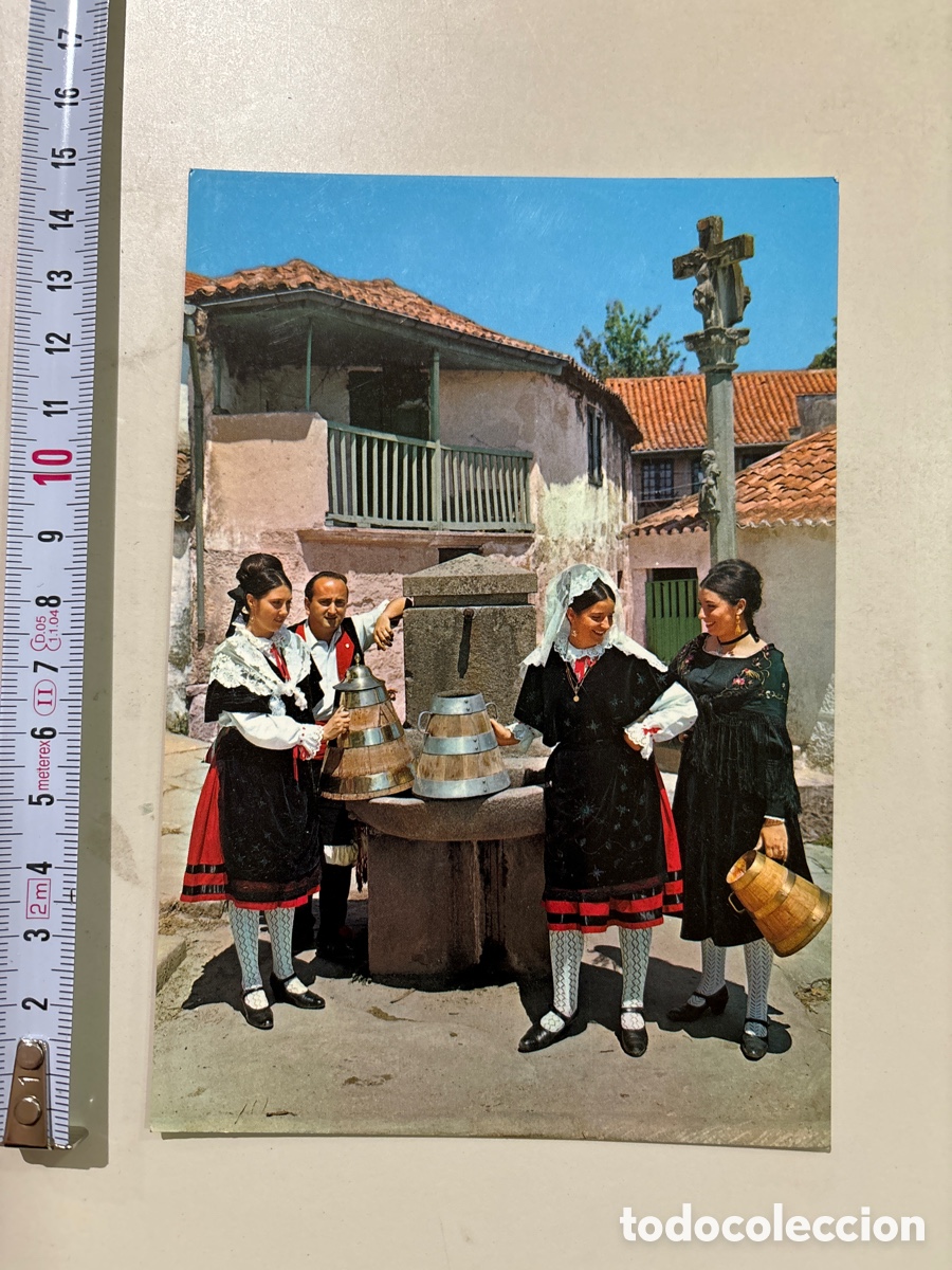 Postkarten: POSTAL TRAJES T&Iacute;PICOS. NA FONTE DO CRUCEIRO. ED. ARRIBAS.