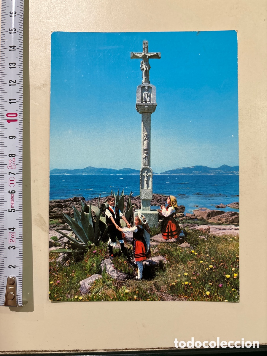 Postkarten: POSTAL. GALICIA. NI&Ntilde;AS CON TRAJES T&Iacute;PICOS JUNTO AL CRUCEIRO. FAMA.