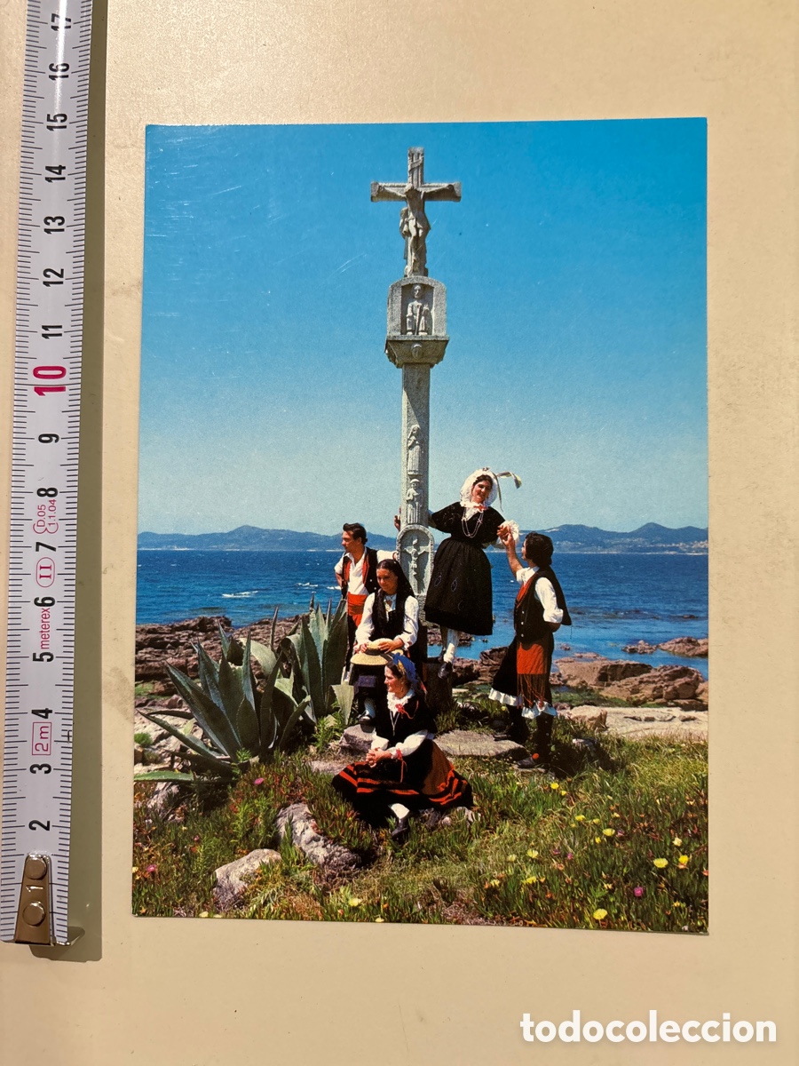 Postkarten: POSTAL. JOVENES CON TRAJES T&Iacute;PICOS JUNTO AL CRUCEIRO. FAMA.