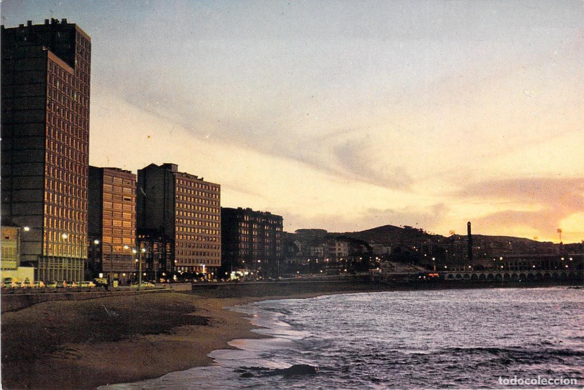 Postales: Postal LA CORU&Ntilde;A Playa y Avenida de la Marina, Edificios frente al Mar - Foto 1