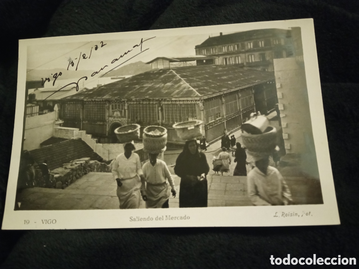 Postales: Antigua postal fotogr&aacute;fica, Vigo, Saliendo del Mercado