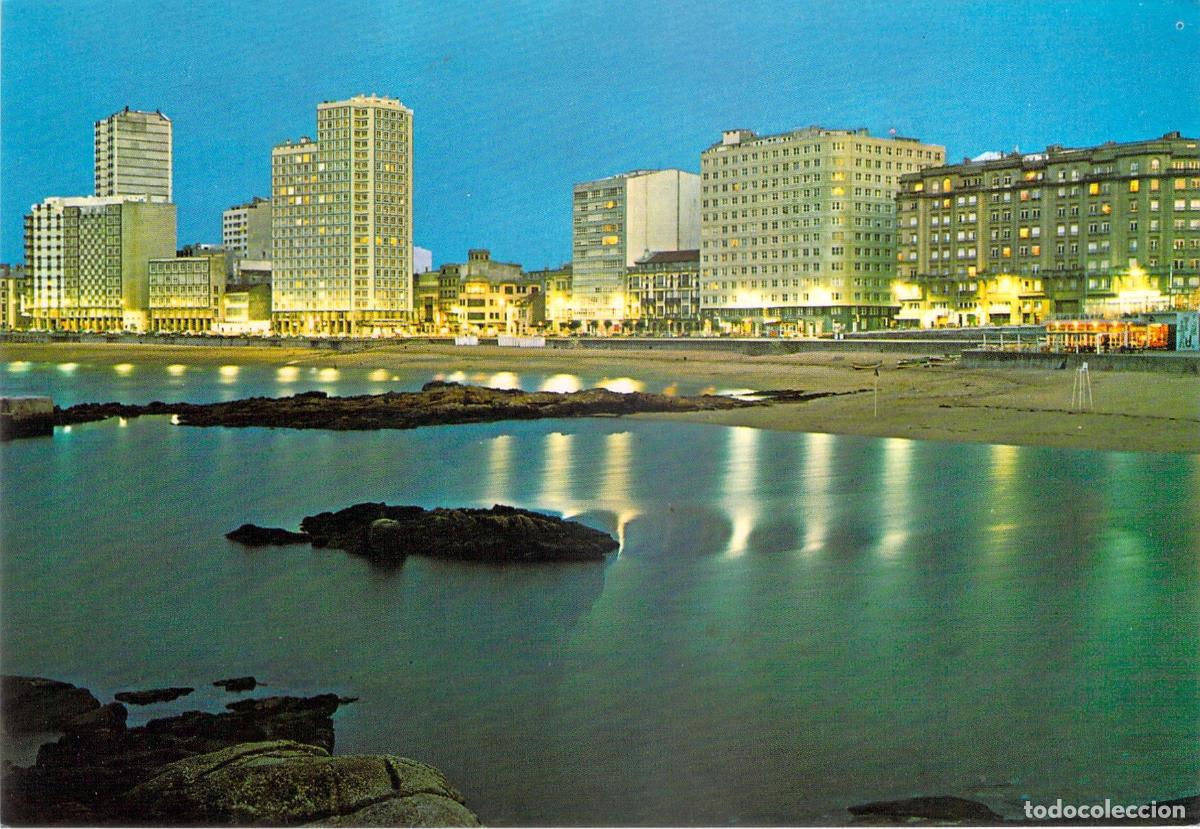 Postales: Postal de la Playa de Riazor en La Coru&ntilde;a, Vista Nocturna