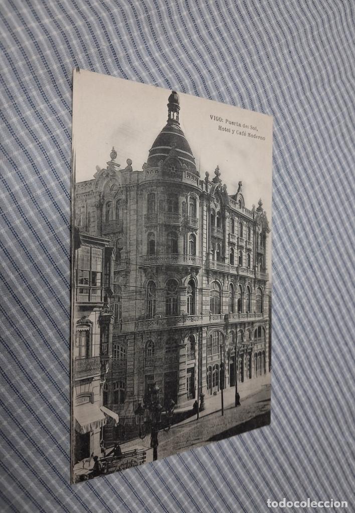 Postales: Postal antigua Galicia. Vigo. Puerta del Sol y Hotel y Caf&eacute; Moderno