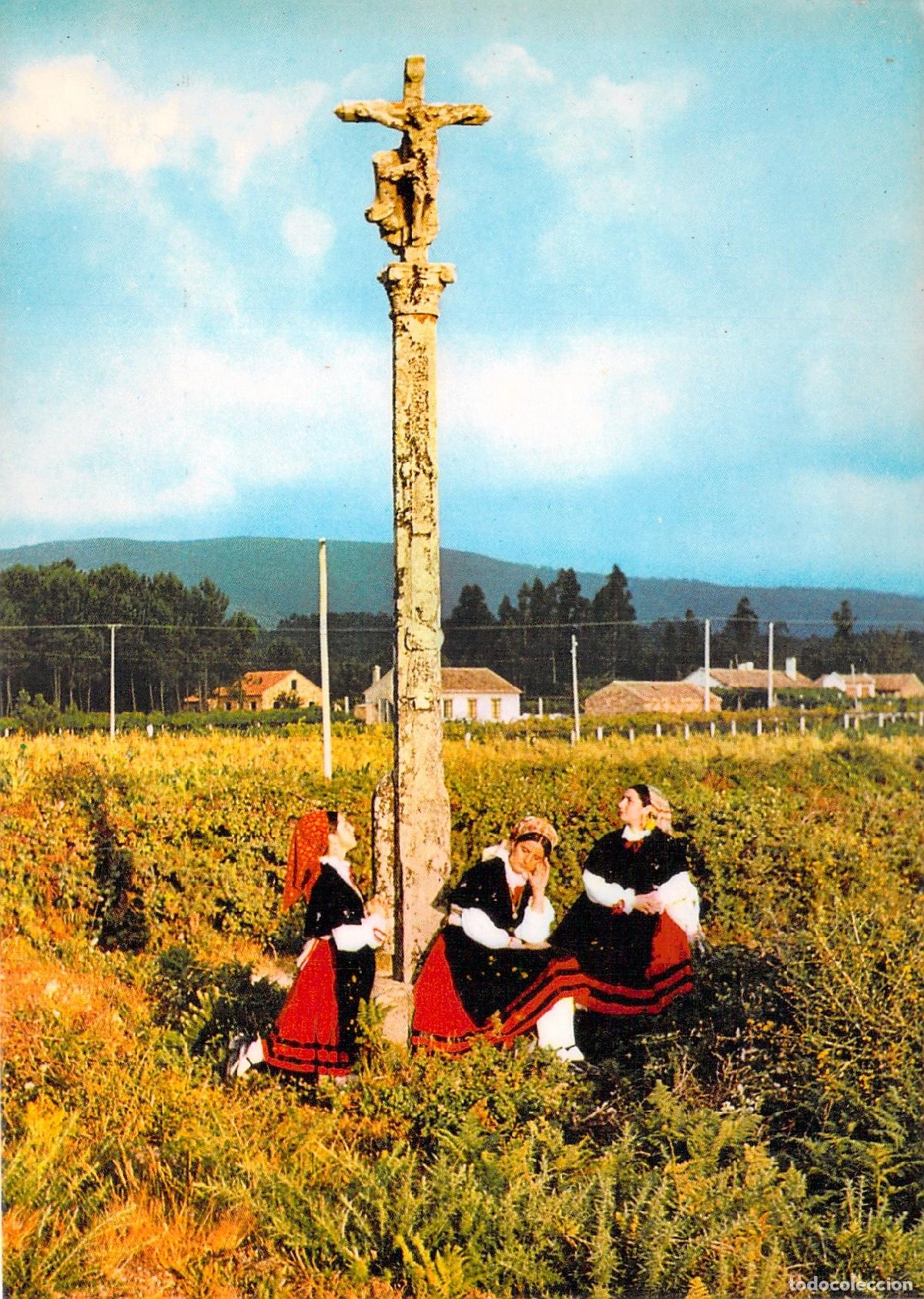 Postales: Postal de Galicia: Mujeres con Traje Regional y Cruceiro