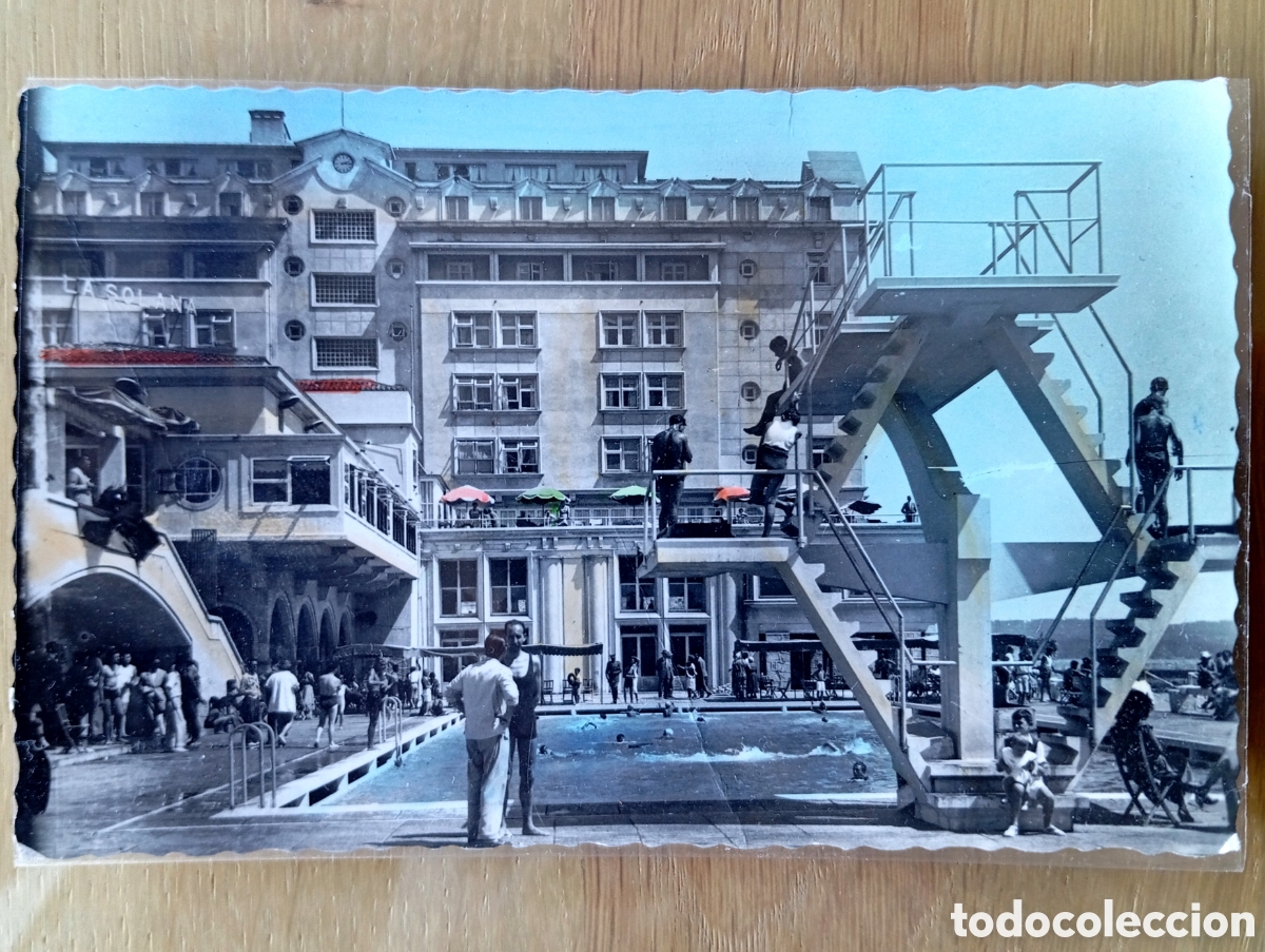Postales: POSTAL LA CORU&Ntilde;A ARRIBAS 135 LA SOLANA Y HOTEL FINISTERRE PISCINA TRAMPOL&Iacute;N CIRCULADA EN 1961