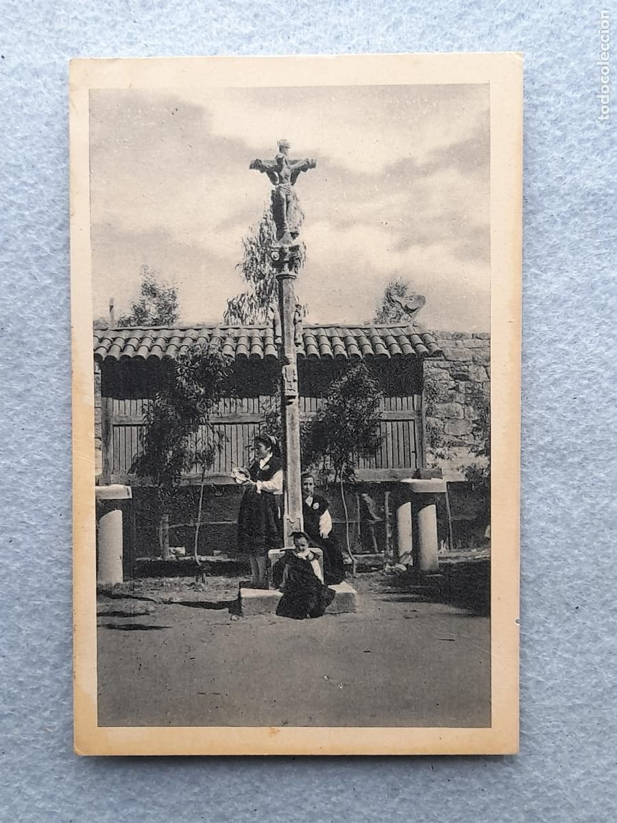 Postales: Pontevedra. Muchachas Gallegas al pie del Cruceiro. Franqueada.