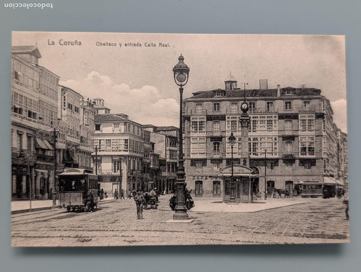 Postais: POSTAL LA CORU&Ntilde;A OBELISCO Y ENTRADA CALLE REAL LIBRERIA LINO PEREZ ANIMADA VIGO TRANVIA PERFECTA CON