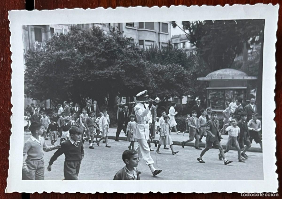 Postales: FFotografia antigua de VIGO. desfile de tropas de la marina americana, mide 10 x 7,3 cms. aprox.