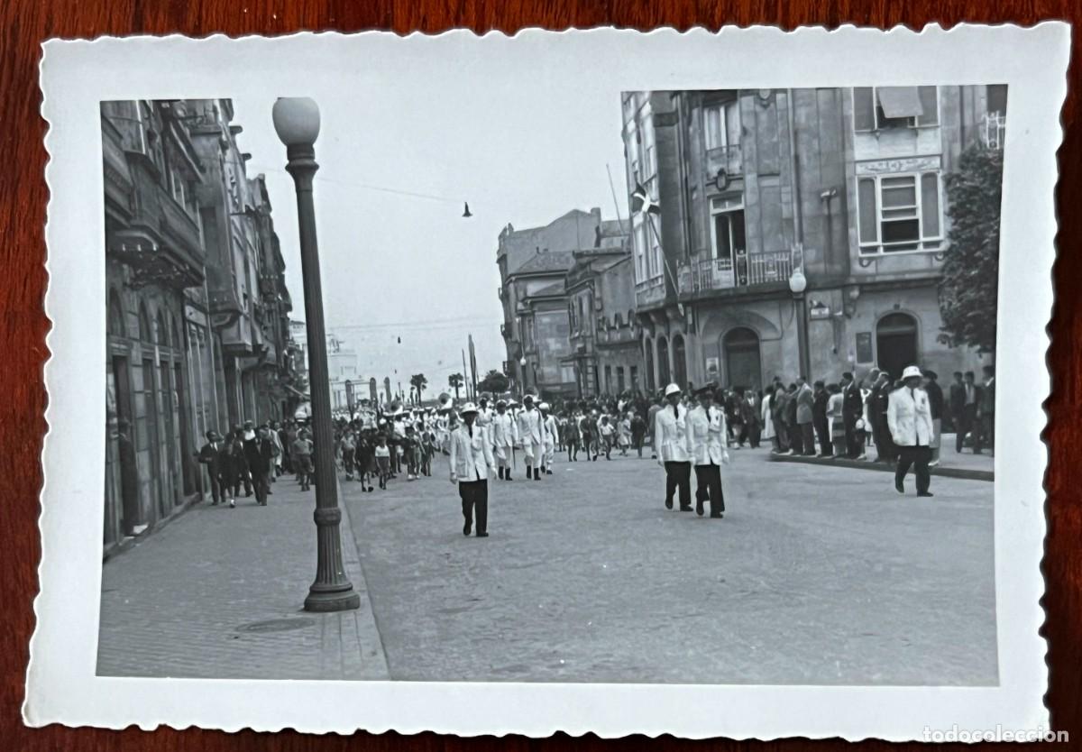 Postales: FFotografia antigua de VIGO. desfile de tropas de la marina americana, mide 10 x 7,3 cms. aprox.