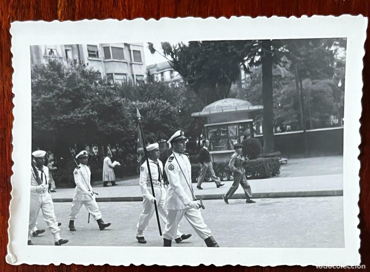 Postales: FFotografia antigua de VIGO. desfile de tropas de la marina americana, mide 10 x 7,3 cms. aprox.