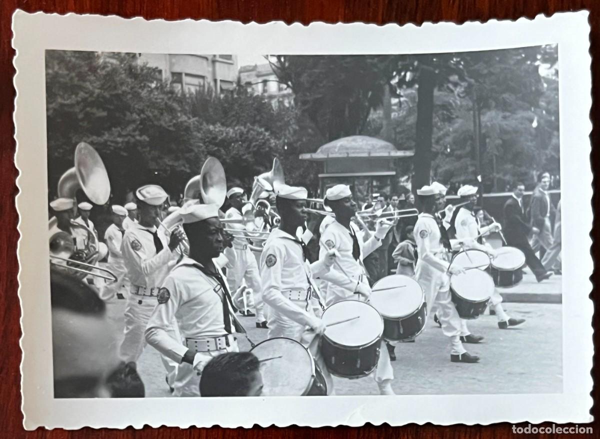 Postales: FFotografia antigua de VIGO. desfile de tropas de la marina americana, mide 10 x 7,3 cms. aprox.