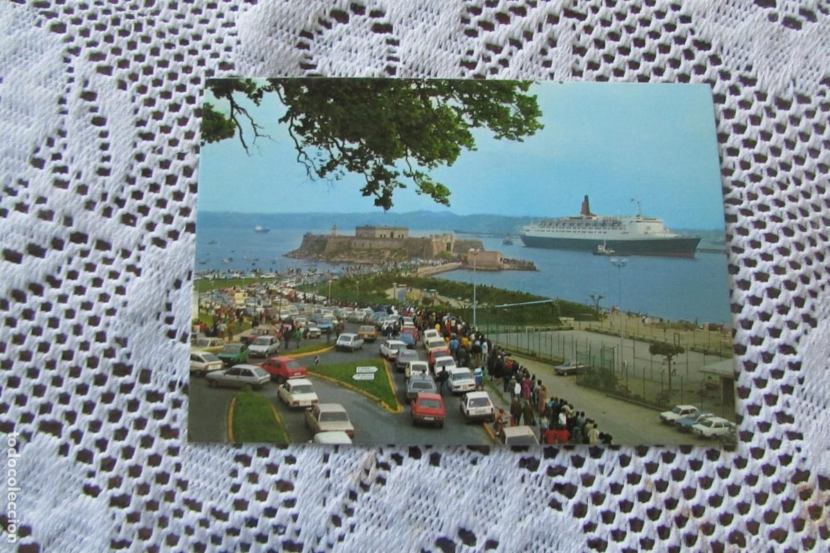 Cartoline: CASTILLO DE SAN ANTON CON EL TRASATLANTICO MAYOR DEL MUNDO QUEEN ELISABETH-2 EN EL PUERTO-COCHES