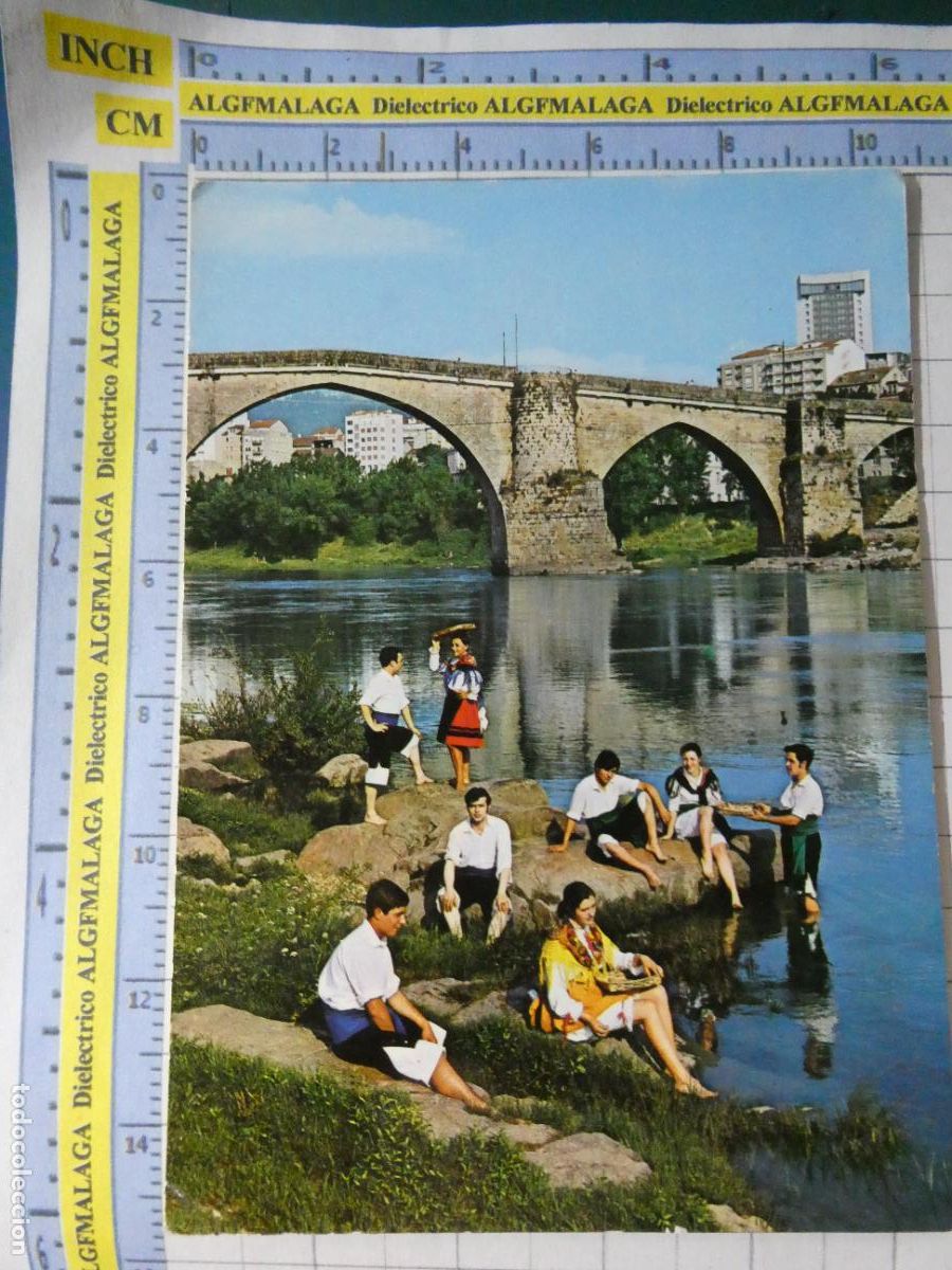 Postales: POSTAL DE ORENSE. A&Ntilde;O 1969. PUENTE ROMANO SOBRE EL MI&Ntilde;O GRUPO T&Iacute;PICO FOLKLORE. 2311